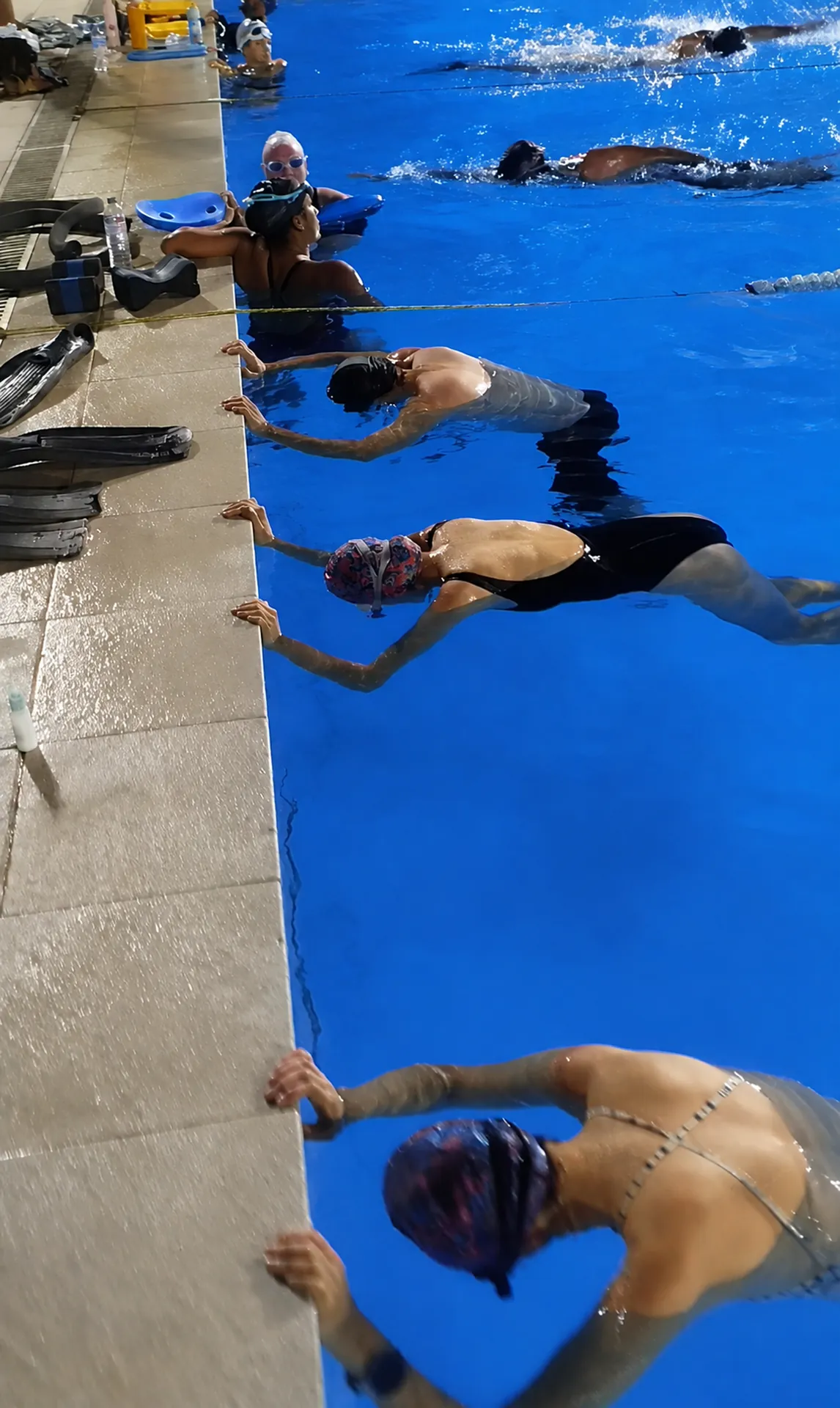 Supervised freediving recovery practice at the pool edge with AQUACOAST